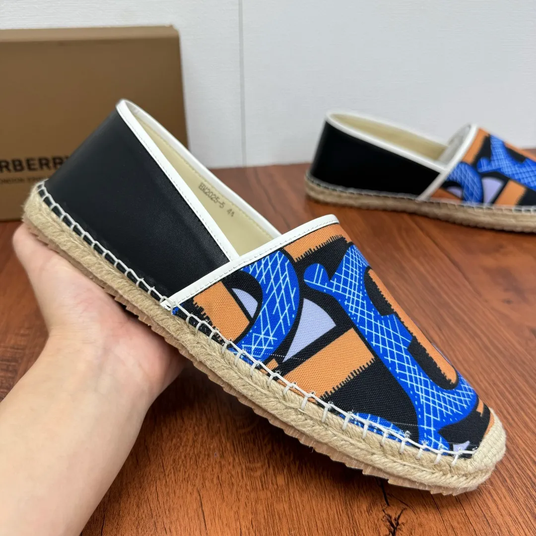 Batch 600 Burberry/Burberry new summer men's embroidered straw fisherman shoes, cool slip-on straw shoes! Encounter British fashion with Burberry espadrilles, a perfect blend of classic and fashionable. The unique printing on the upper is a manifestation of the brand's style. Every color and every pattern tells the story of England. Straw soles bring a natural texture, comfortable and chic. Whether you are strolling in the city streets or heading to the beach for vacation, it can add elegance and charm to you, easily become the center of attention, and start your own fashion journey. Classic knitted canvas upper, with thin calfskin lining suitable for summer, straw lining, genuine leather patch at the bottom of the heel, hemming technology, and Mark stitching details! Anti-slip rubber bottom layer, integrated injection molding of large LOGO letters and badges, multiple colors and styles to choose from, complete package! Size: 39-40-41-42-43-44 Normal size Item number: 2025-5 Printing black and blue